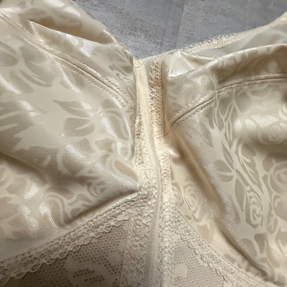 New Playtex 18 Hour 4693 Wireless Bra 42DD Beige Full Coverage Comfort Support - Picture 9 of 13